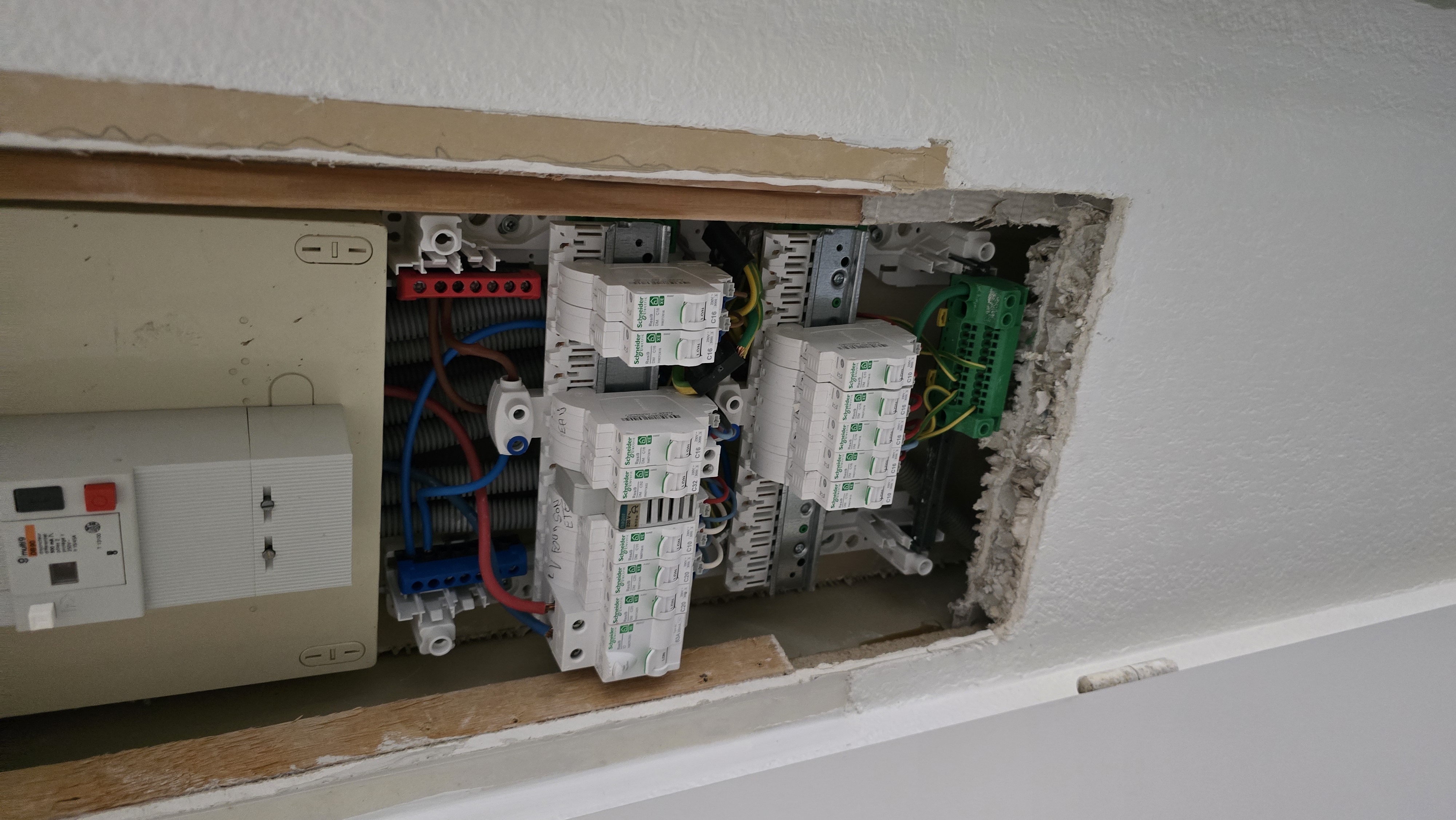 Tableau électrique en cours d'installation