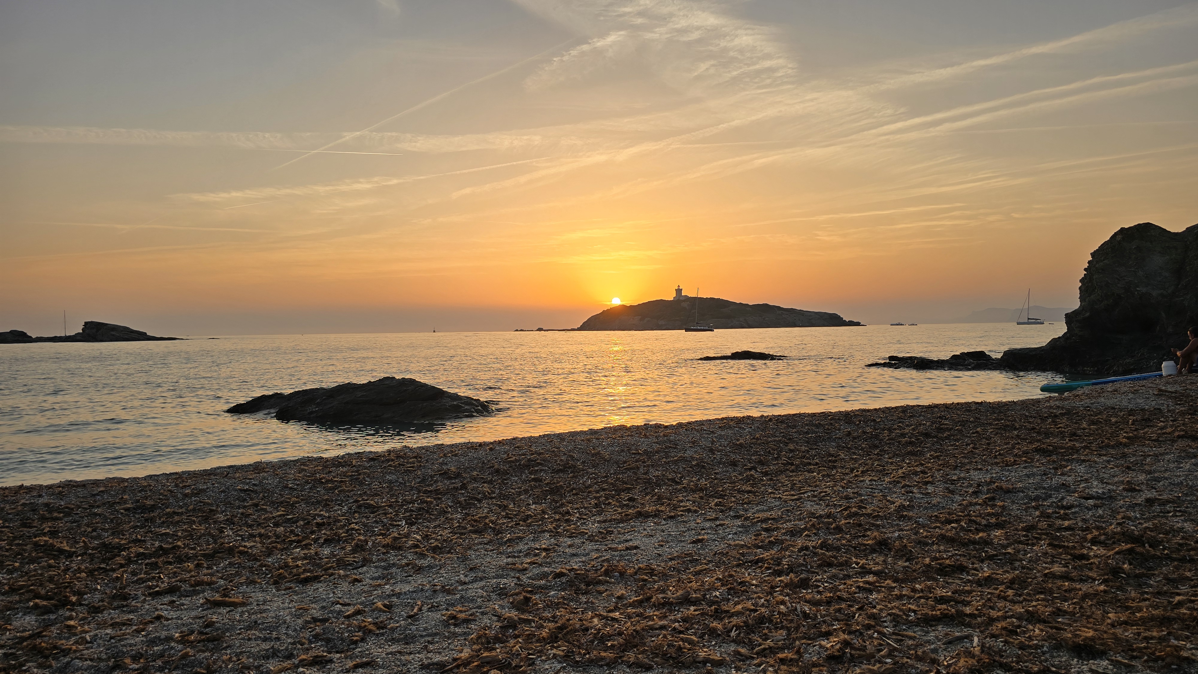 couché de soleil vue d'une plage du var