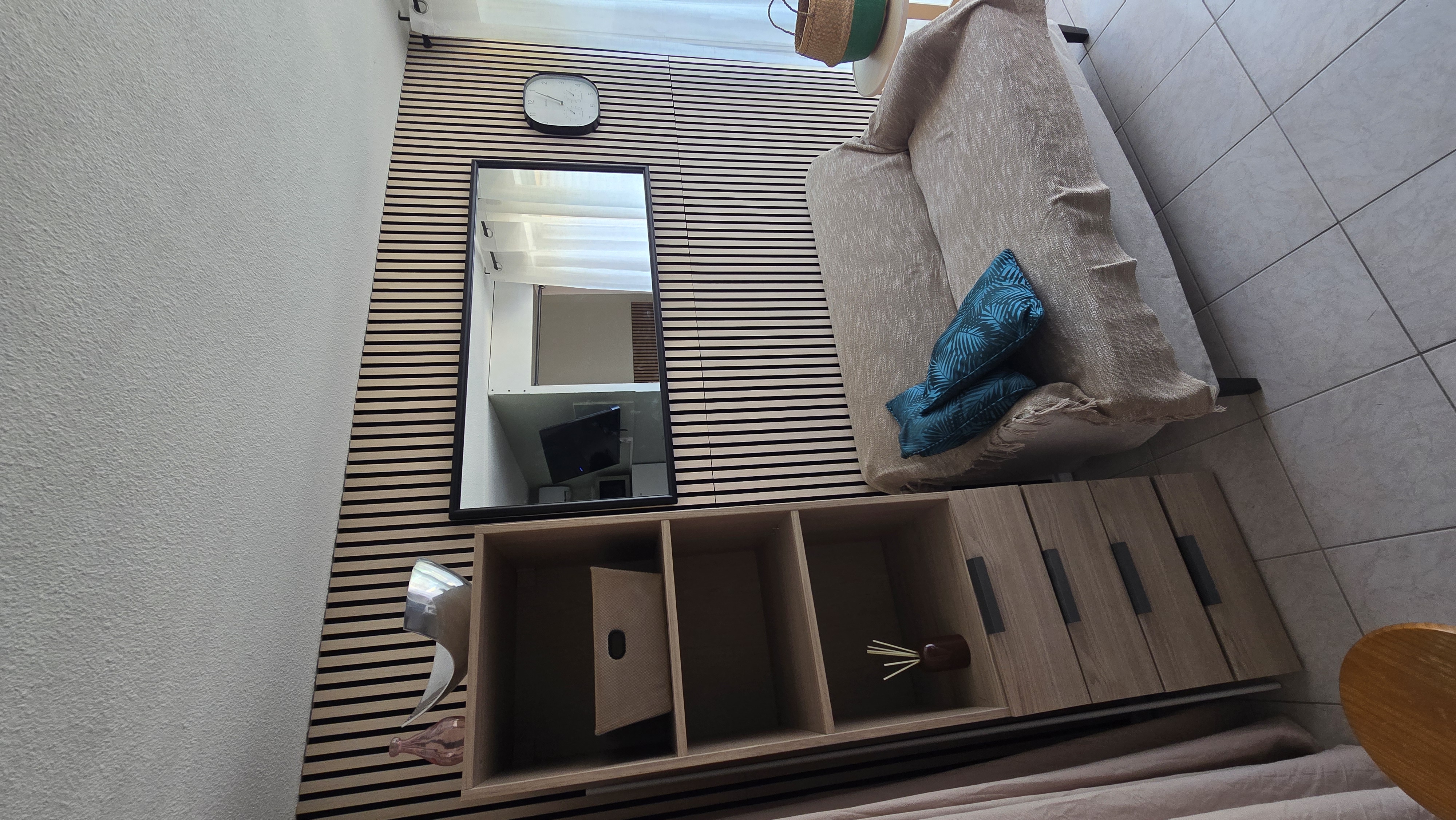 Le salon terminé et aménagé du logement
