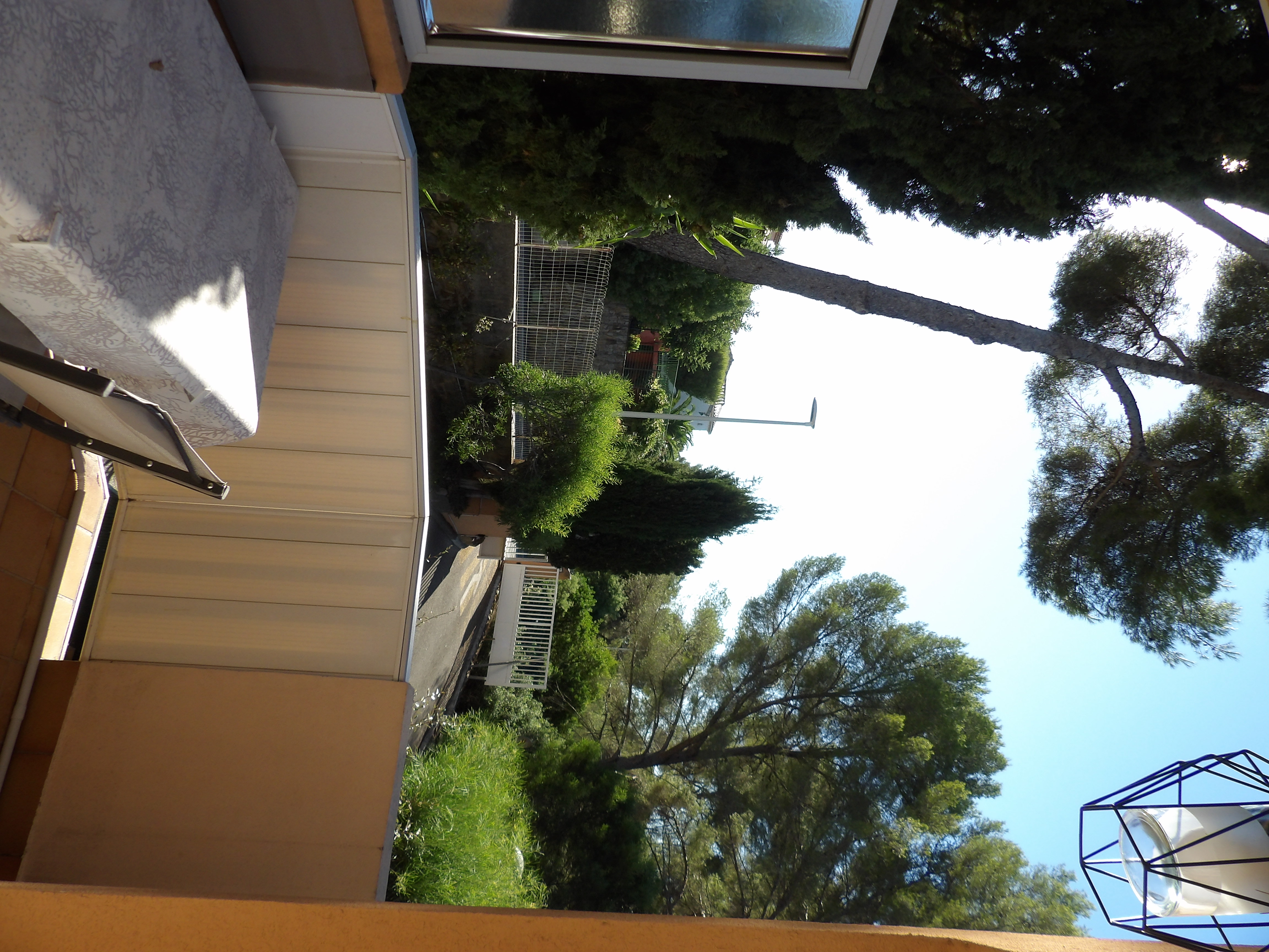 Terrasse privative avec table et vue sur la végétation méditerranéenne et les pins environnants