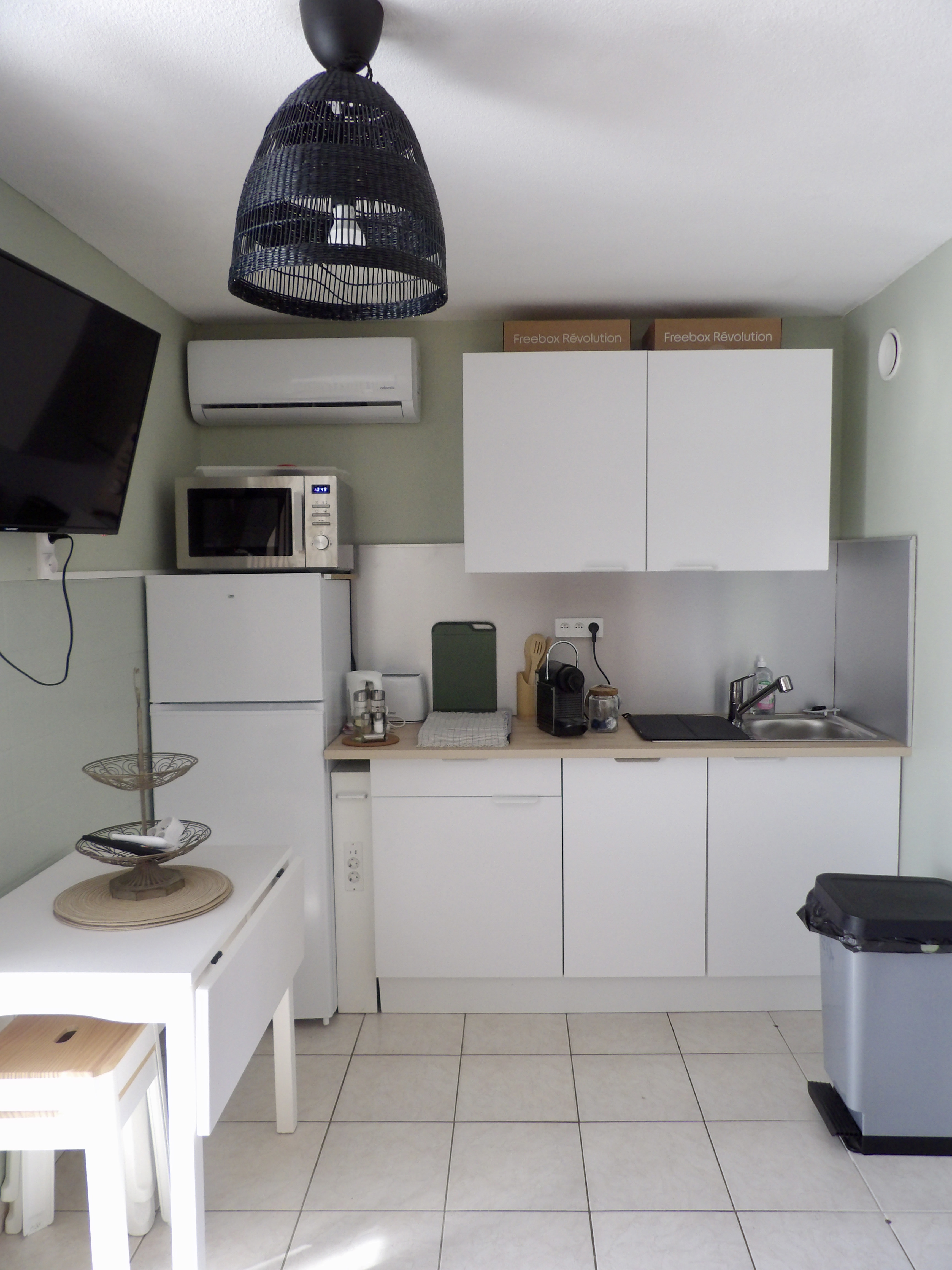 Cuisine entièrement équipée avec réfrigérateur, micro-ondes, plaque à induction, machine à café et climatisation