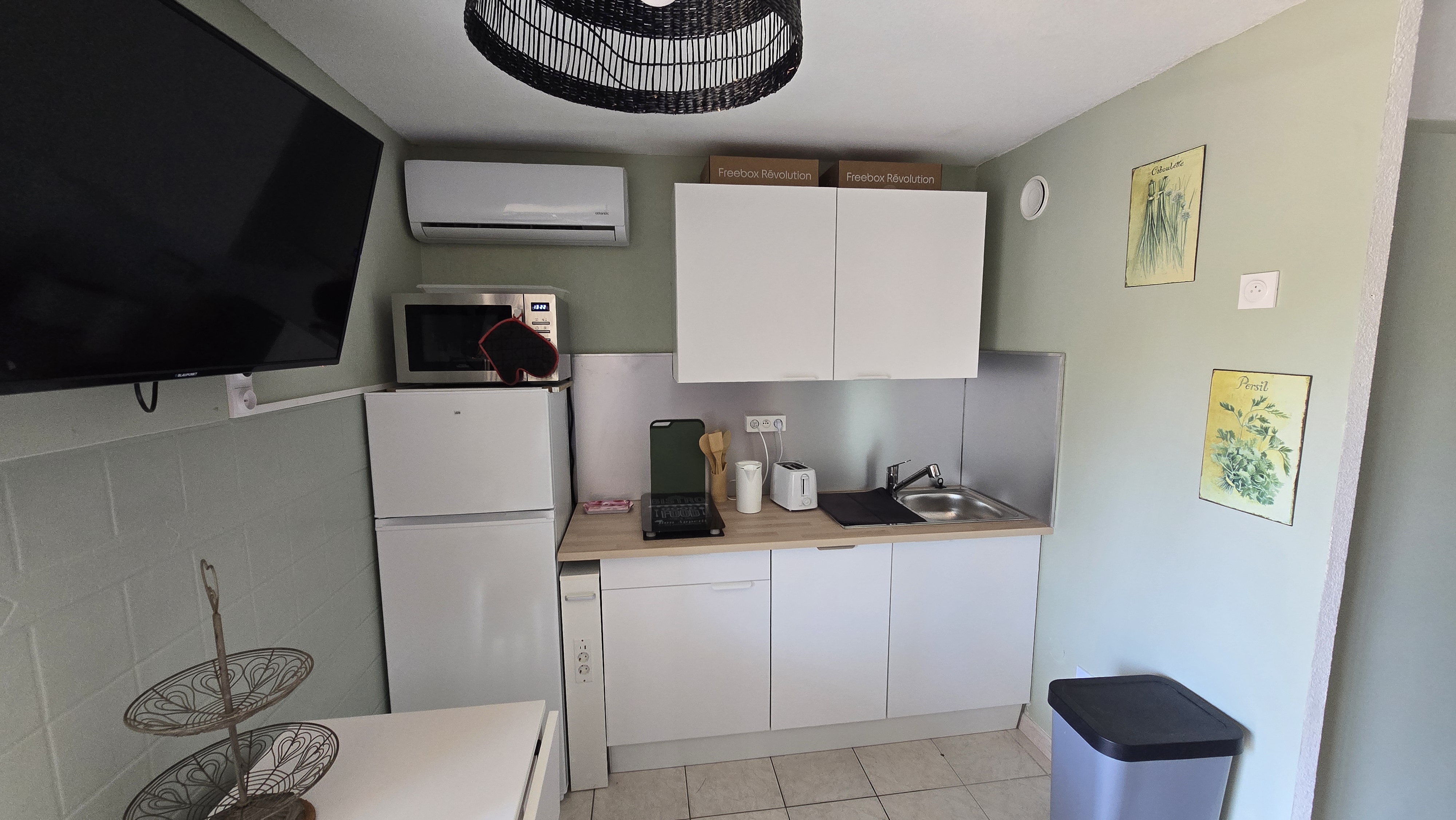 La cuisine rénovée et terminée du logement